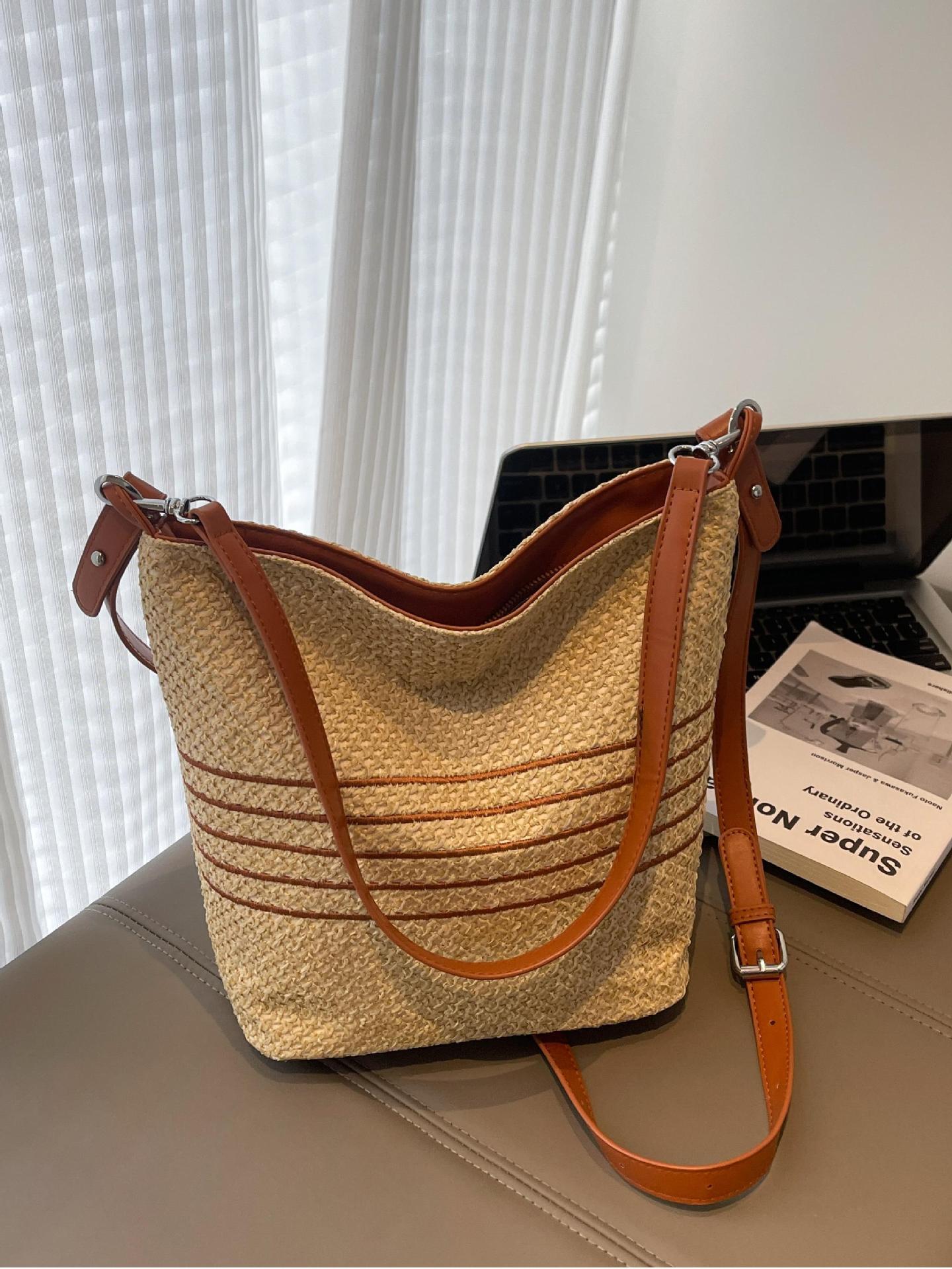 Bolso de axila de arcoíris tejido de moda de verano para mujer 2025 nuevo bolso de hombro de moda de estilo occidental bolso de cubo de mensajero de todo fósforo