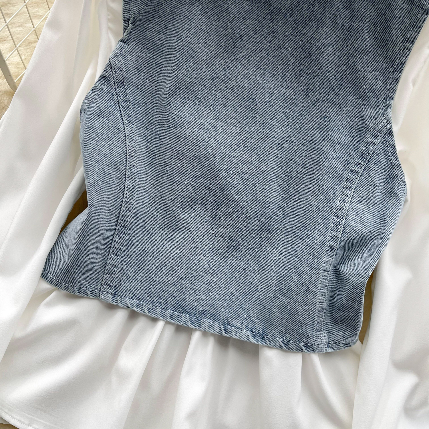 Camicia donna con gilet in denim a strati e perline decorative_voghion.com