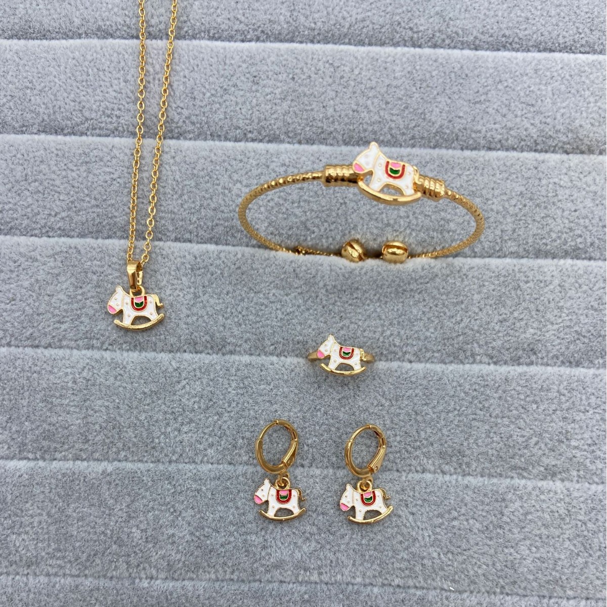 Juegos de joyería para niños transfronterizos de dibujos animados lindos anillos pendientes brazaletes colgante collar adyacente de cuatro piezas