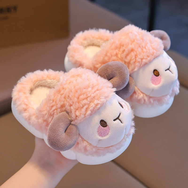 Invierno zapatillas de algodón para niños niñas 2024 nuevo calentamiento y pelusa para niños bolsas de dibujos animados para bebés zapatos caseros