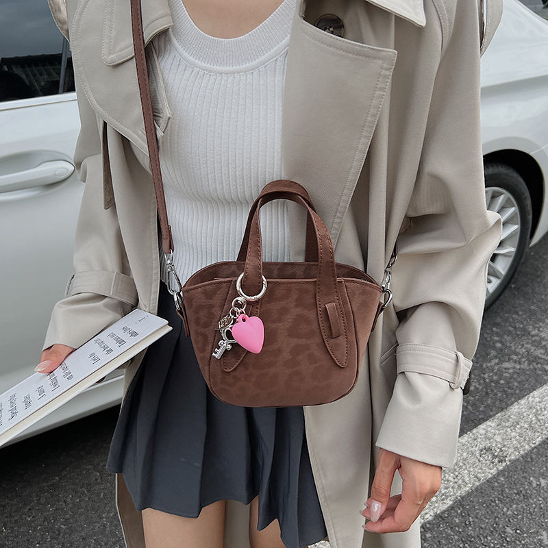 Retro nicho leopardo bolso de cubo de mujer otoño invierno 2025 nuevo tipo de bolso de cestas de verduras de mano bolsa de hombro casual mochila moda