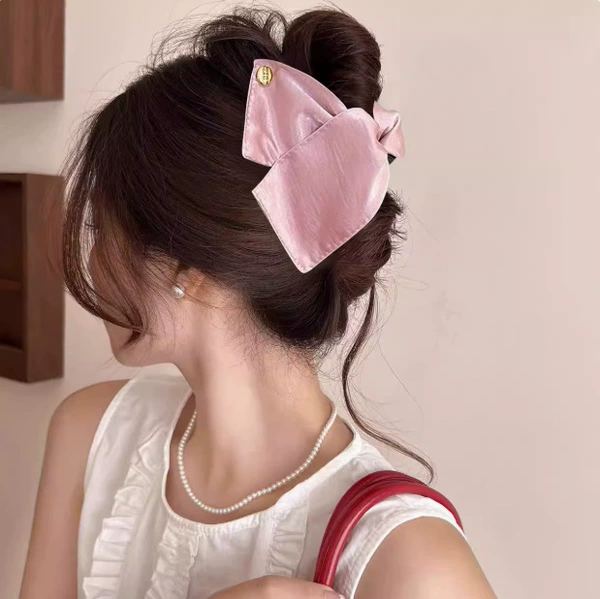 Pink Hepburn style gripper