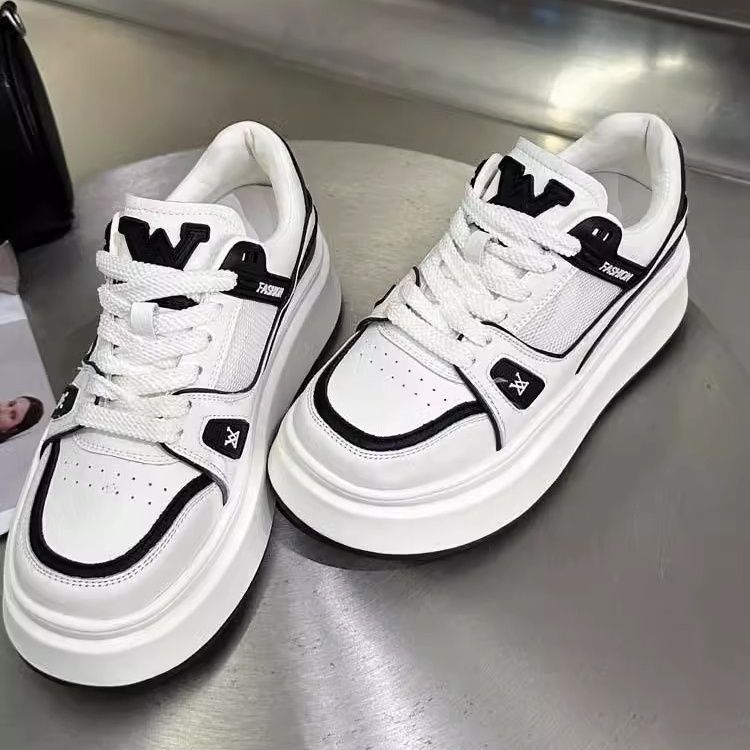 Pequeño aumento de altura de suela gruesa zapatos blancos para mujeres 2024 verano nuevo estilo universal muffin casuales zapatos de red transpirables de suela gruesa