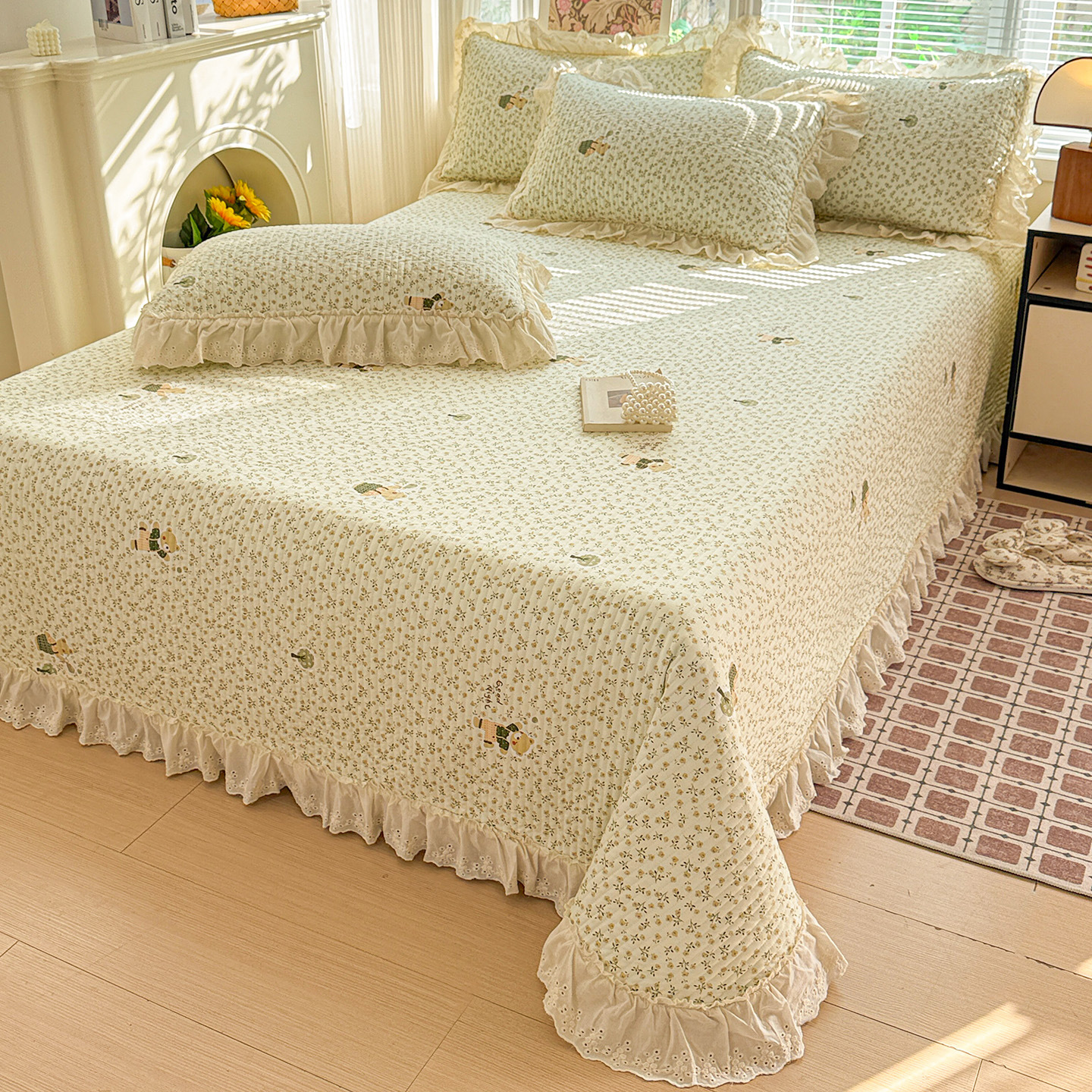 Bed Cover, New Quilted Bed Skirt, Washed Dust-Proof Bed Cover, Three-Piece Set, Non-Slip Lace Bed Sheetss, Popular Style, Suitable for All Seasons