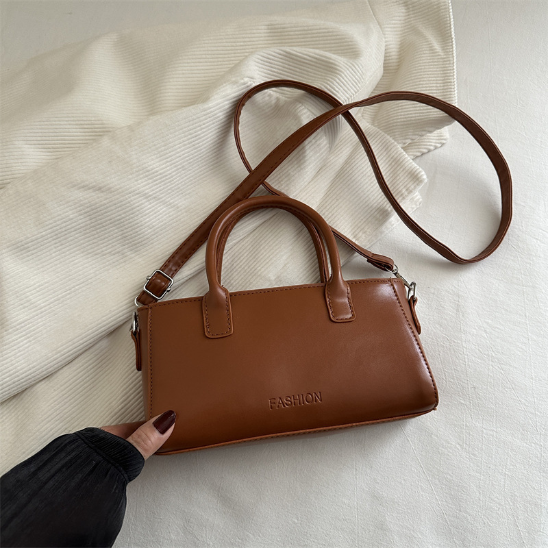 Bolso cuadrado pequeño simple de mano 2025 primavera y verano nuevo estilo bolso de hombro de moda de alta gama versión coreana bolso de mensajero de nicho femenino