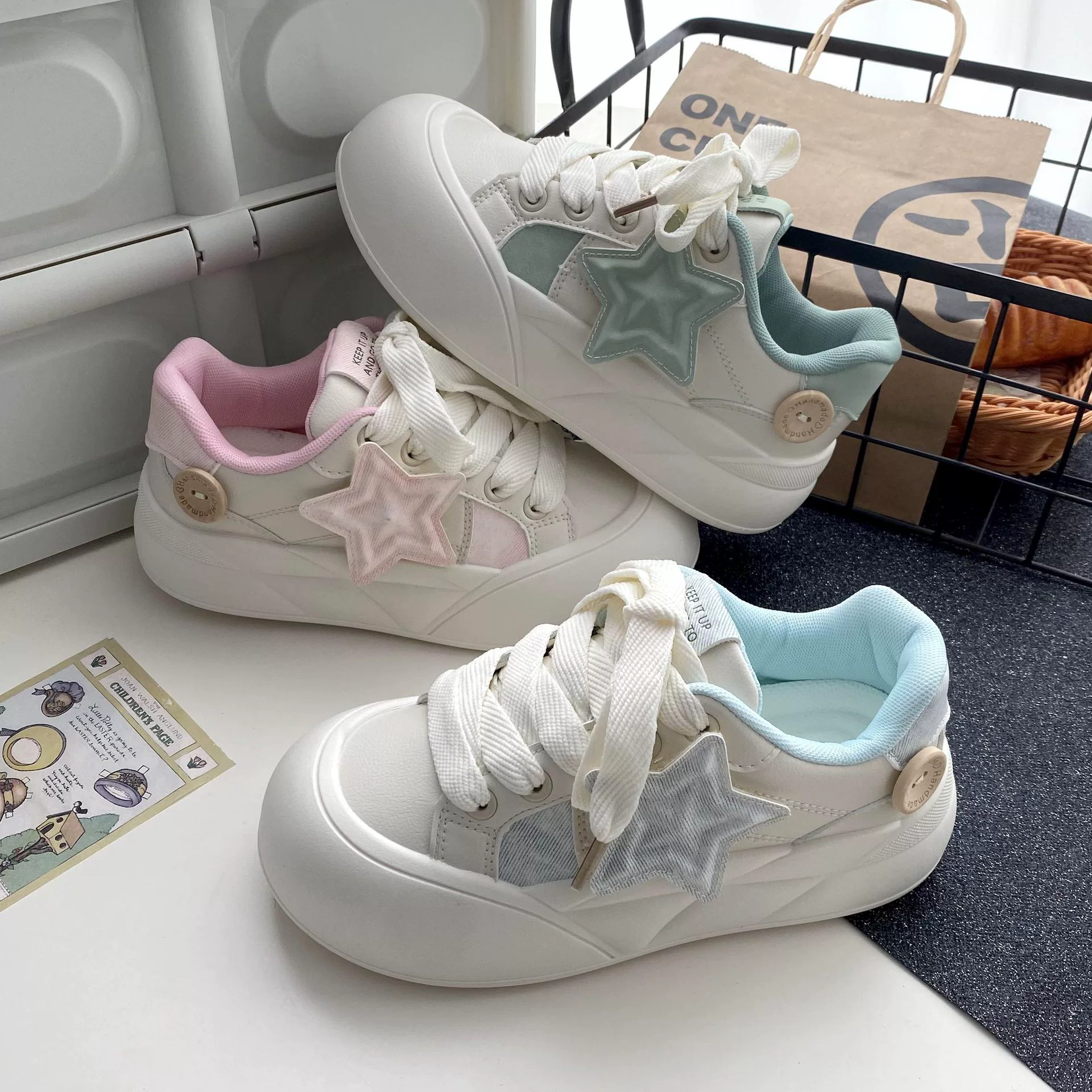 Кроссовки для девочек 2025 новый летний маленький белый туфли женский милый толстой подошвы случайные звезды большие головы хлебные кроссовки