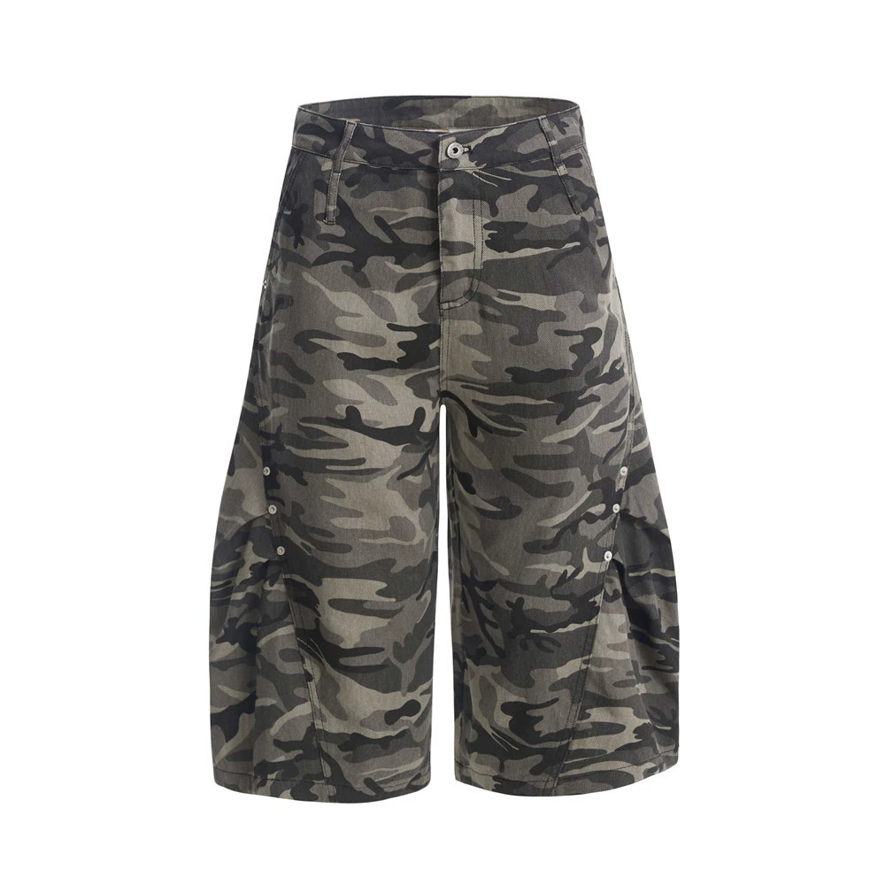 Камуфляжные джинсовые брюки в дизайне, oversize, тренд сезона