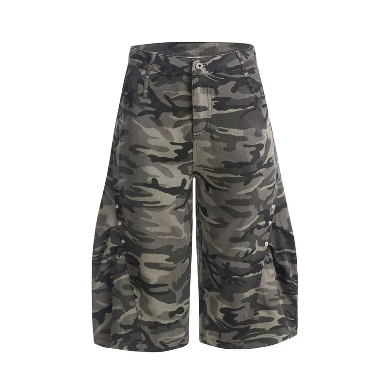 Камуфляжные джинсовые брюки в дизайне, oversize, тренд сезона