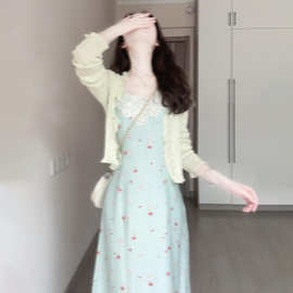 蓝色蕾丝吊带碎花连衣裙子女秋季2025新款海边度假穿搭套装长裙