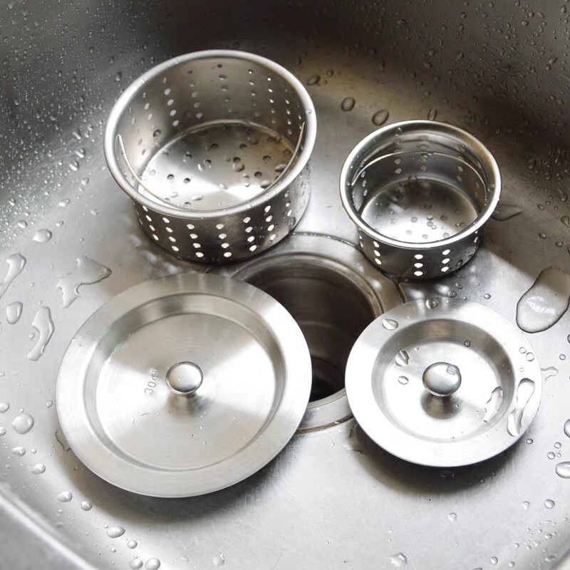 水槽のバスケットに水を入れて濾過します。かごの下の排水口の蓋をします。|undefined