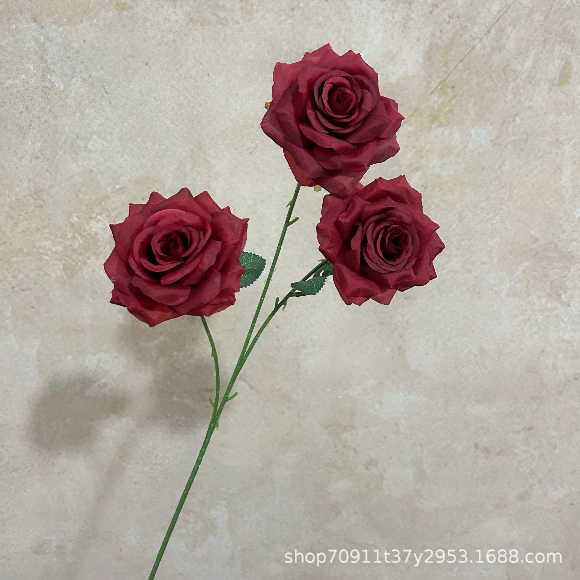 잎이 있는 와인 레드