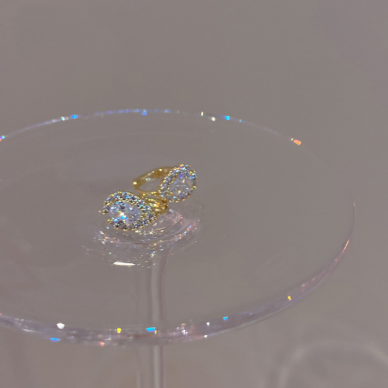 S925 plata 14K oro francés lujoso ligero pequeño zircón goteo de agujas de aretes en el viento nuevo aretes simples para mujeres