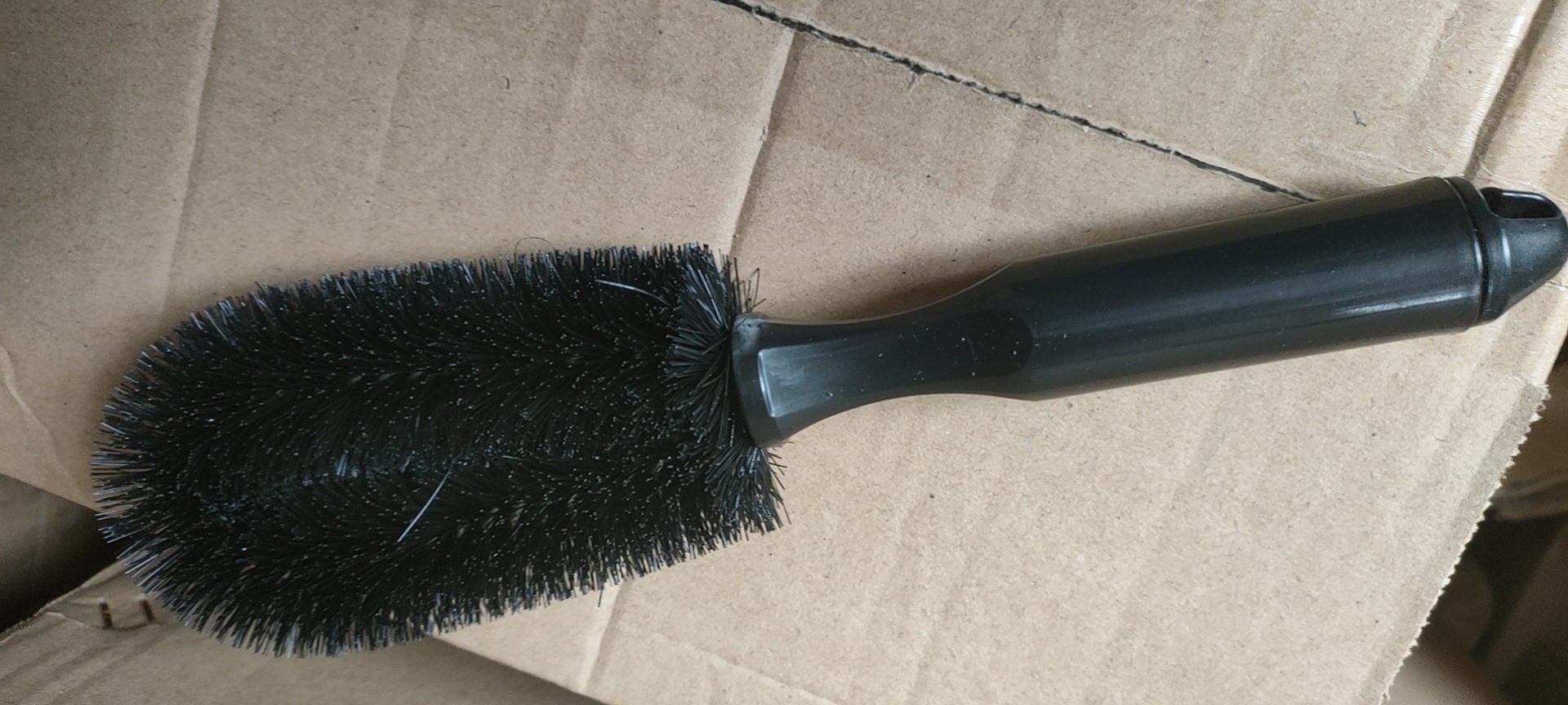 검은 둥근 머리 브러시