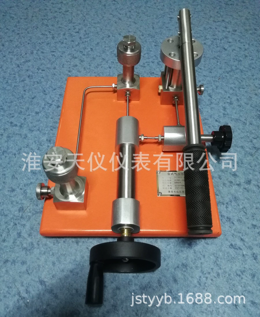 Настольный насос для ручного контроля давления источника давления газа