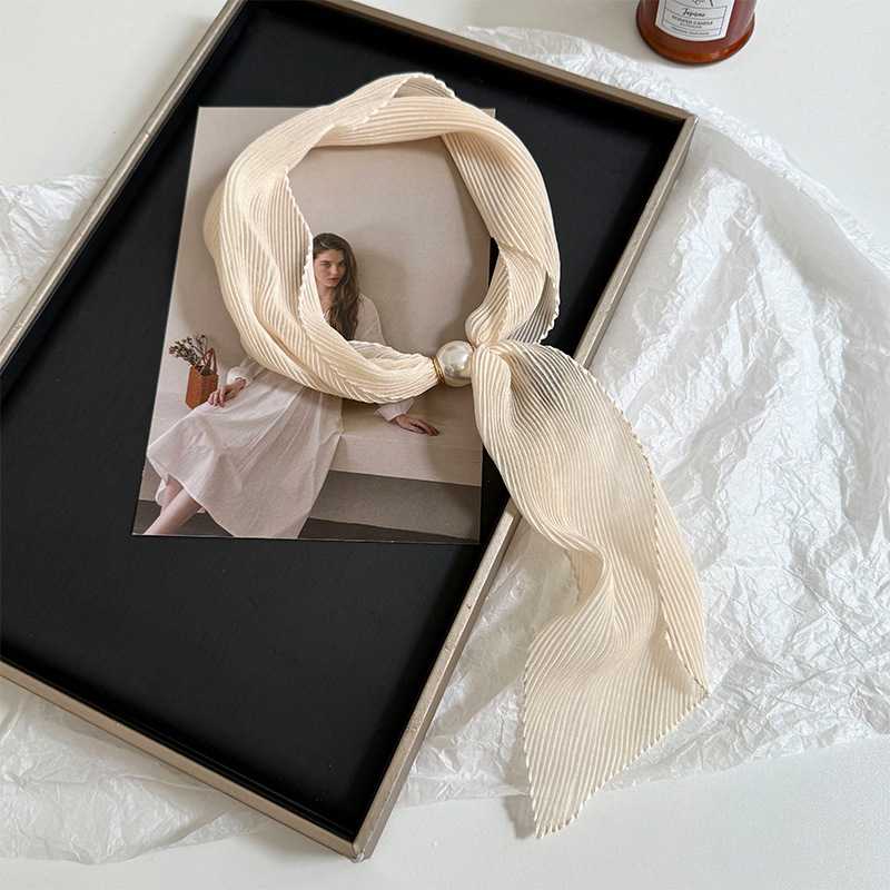 Pañuelo de seda largo pequeño con hebilla magnética de perlas, nuevo estilo femenino, camisa a juego de color sólido de todo fósforo, bufanda de cuello pequeña, bufanda de seda arrugada