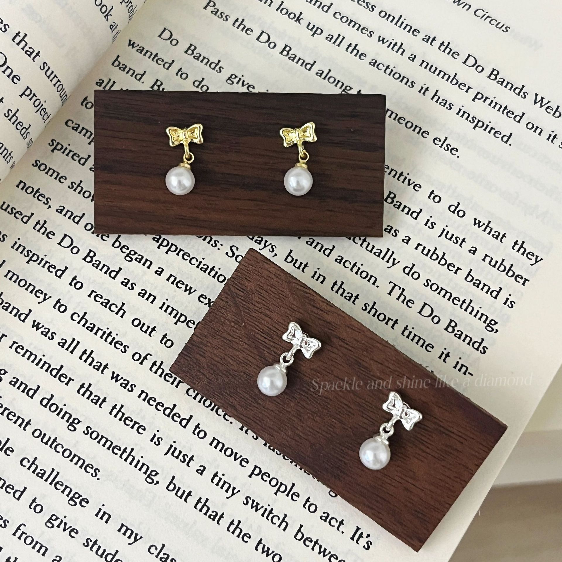 Pendant with bow pearl