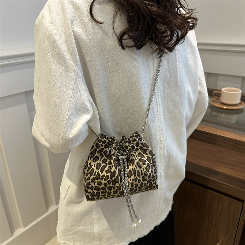 Bolso de leopardo rojo en línea para mujeres 2024 nuevo popular nicho de diseño de cadena bolso de cinturón mini bolso de cubo de cuerda