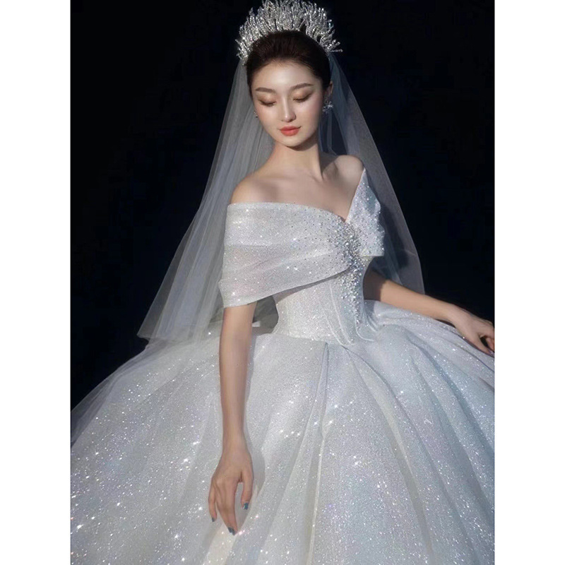 Off-hombro vestido de novia principal 2024 Nueva novia francesa pequeña corte retro Hepburn estilo cola grande hilo