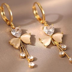 女性用の新しいニッチデザインイヤリング、クローバーイヤリング、軽い高級感、ハイエンドのタッセルイヤリング、気質、多用途のイヤリング