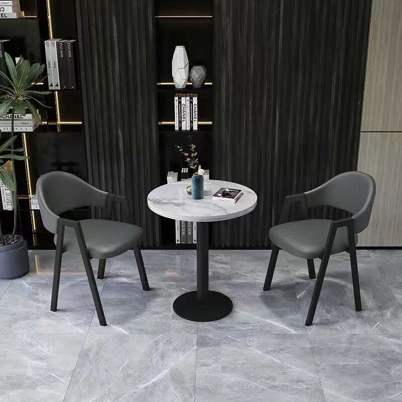 다크 그레이 가죽 60 원형 테이블과 의자 2개