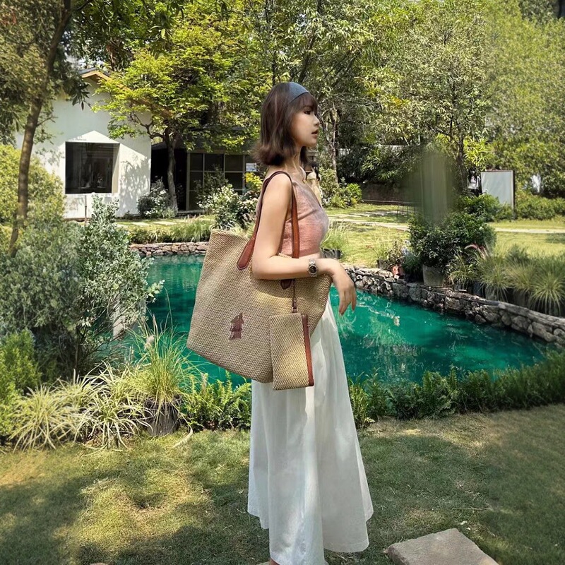 All-match fashion hand-woven raffia grass large-capacity tote underarm bag 2025 new seaside holiday commute