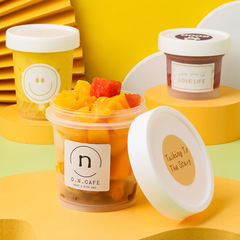 透明な果物の外に箱を持っている使い捨ての砂糖の甘いものは、プラスチックカップを梱包して仙草を焼く果物をすくって箱を包む