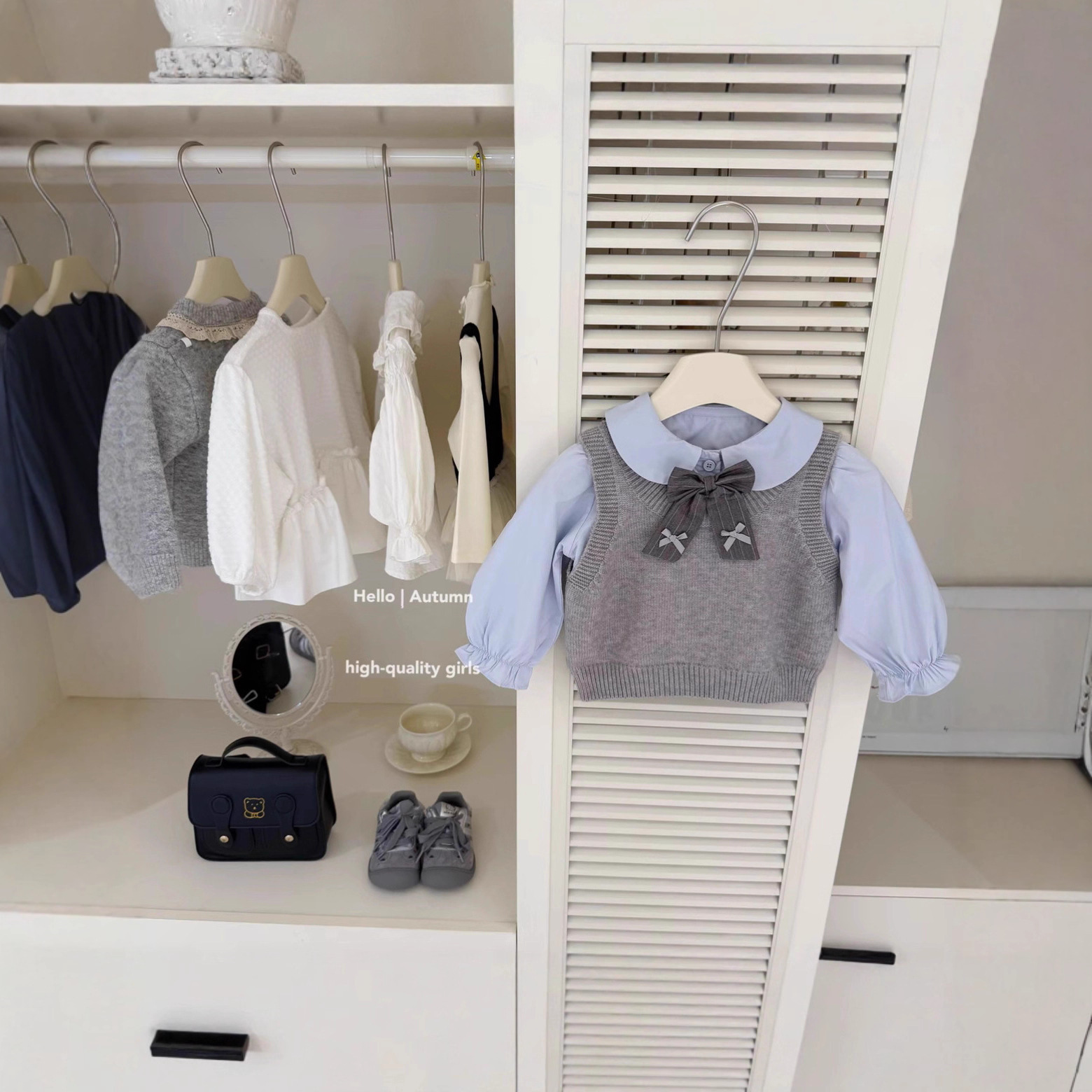 Mädchen-Anzug im College-Stil, Frühling 2026, modisches Kinder-Outfit im internationalen Stil, Baby-Mädchen-Hemd, Strickweste, Faltenrock_voghion.com