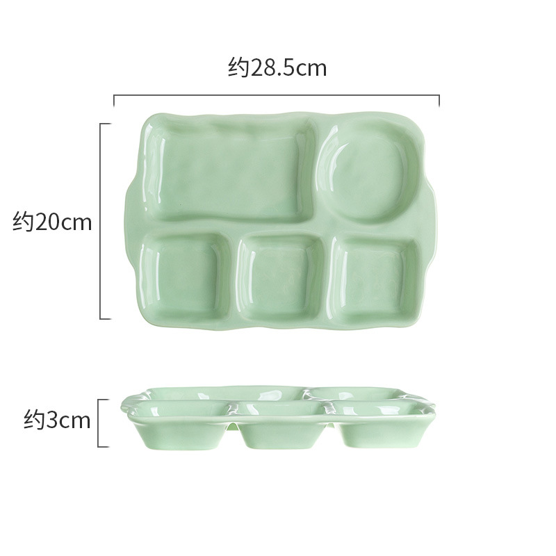 양손으로 짜낸 밀크 그린 색상의 바이노럴 5칸 디너 플레이트