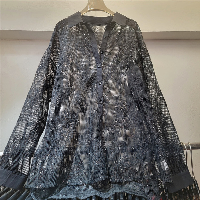 Estación europea 2026 primavera nueva moda con solapa bordada esquinilla hueco universal botón simple camisa de manga larga mujer