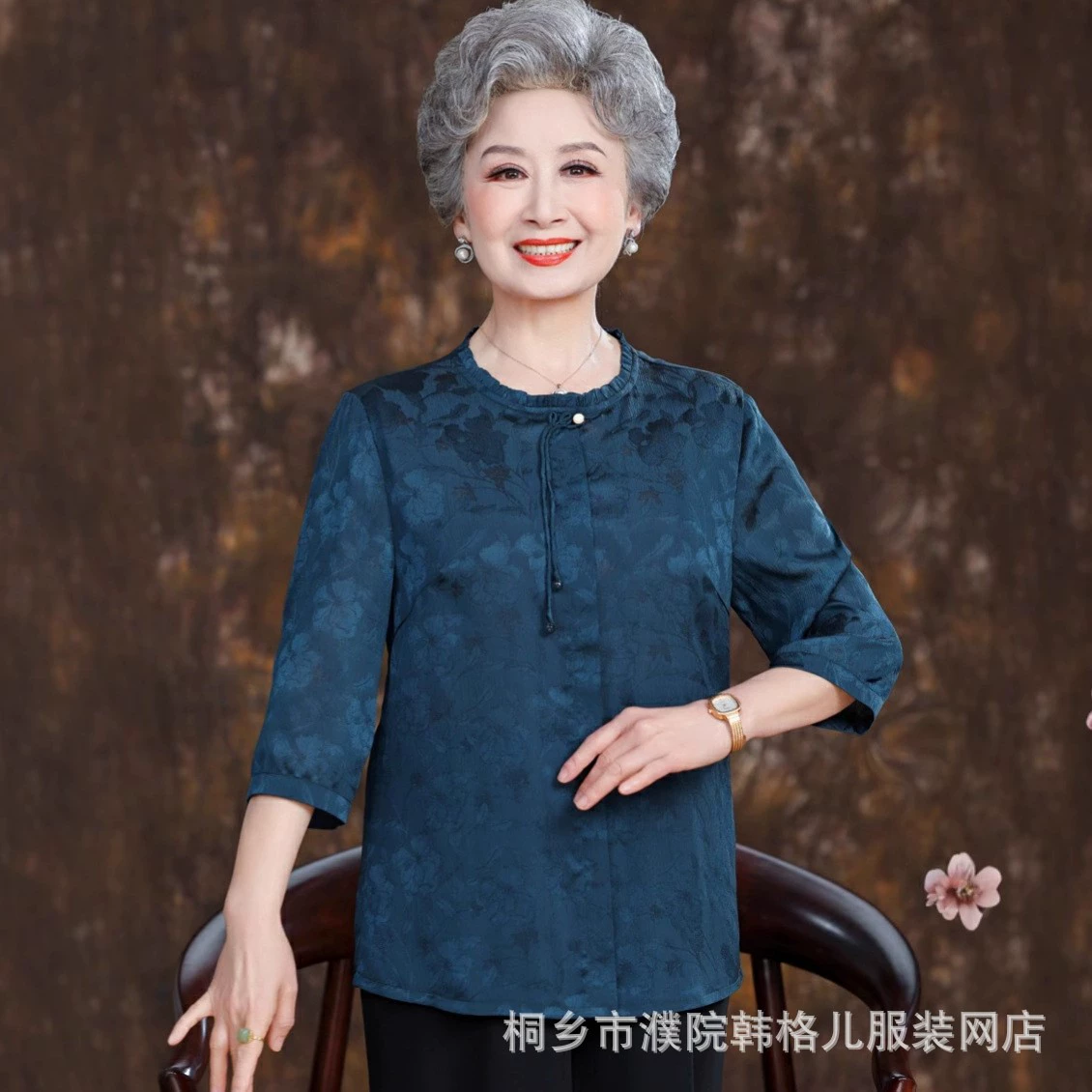 Summer костюм для мамы 2025 новый пожилой тонкий топ для женщин пожилая одежда бабушка весенняя футболка маленькая рубашка