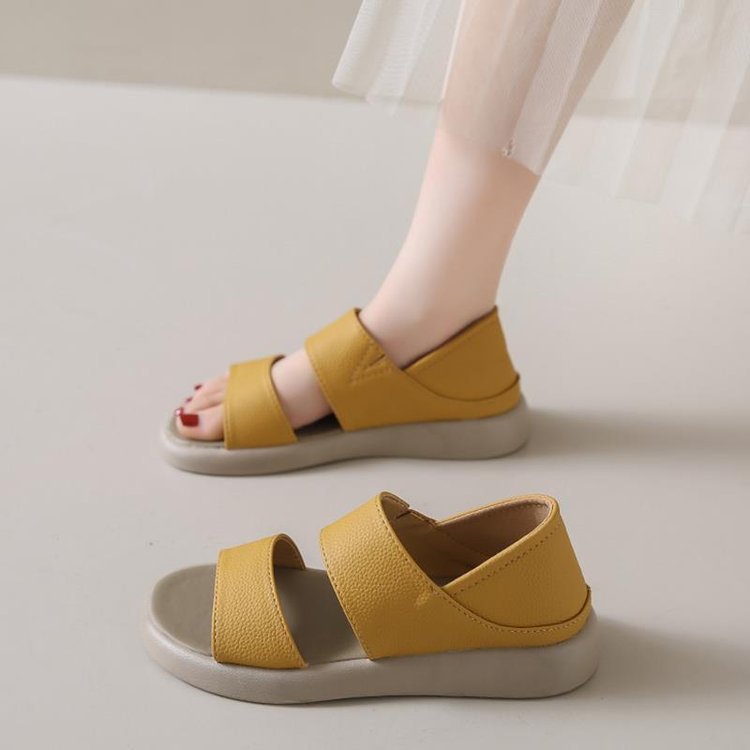 Sandalias de mujer 2025 verano nuevo cuero suave versátil zapatos de mujer plano retro antideslizante cabeza redonda dos zapatos de playa para mujeres