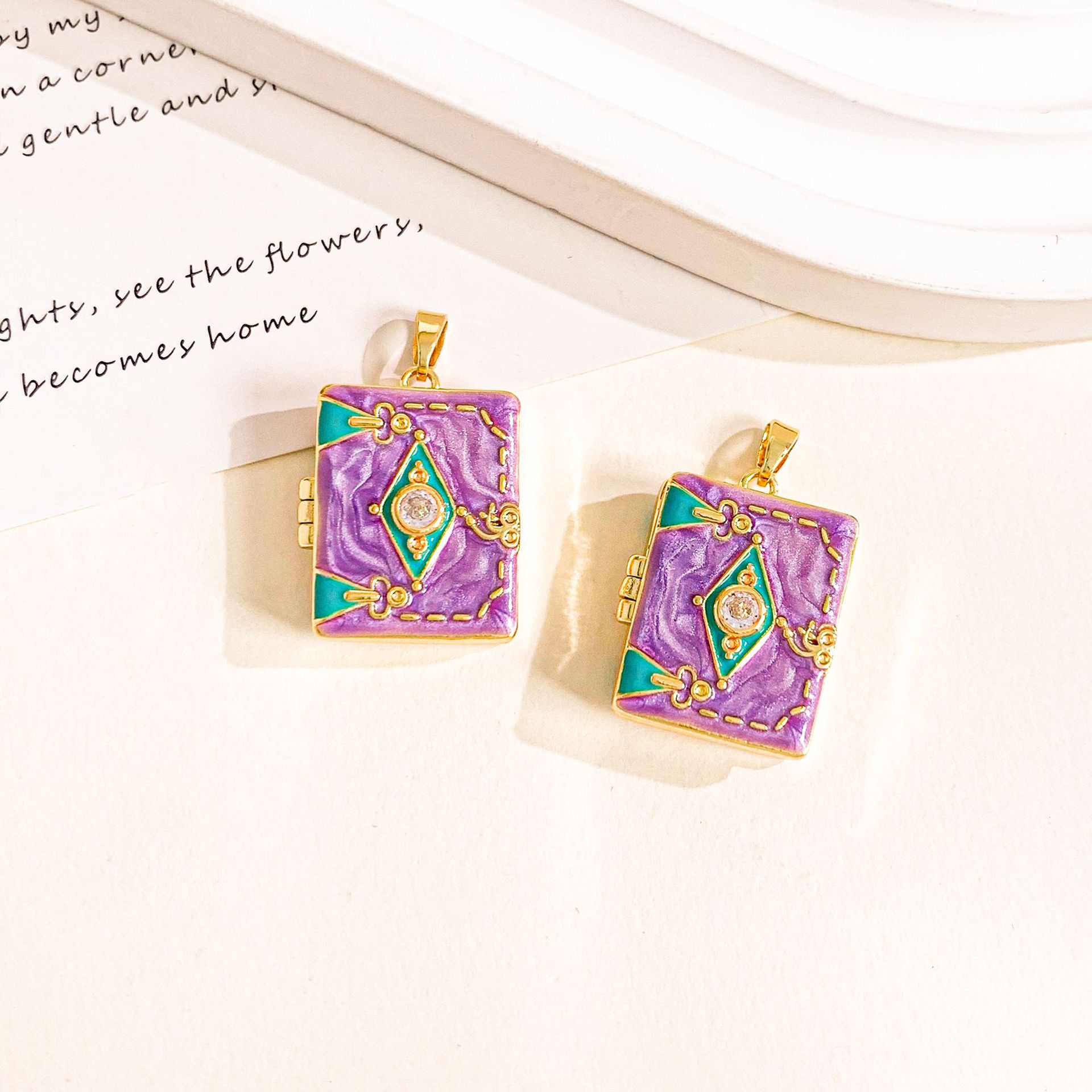 XL4682 diamond-shaped gold and purple photo clip pendant can be opened