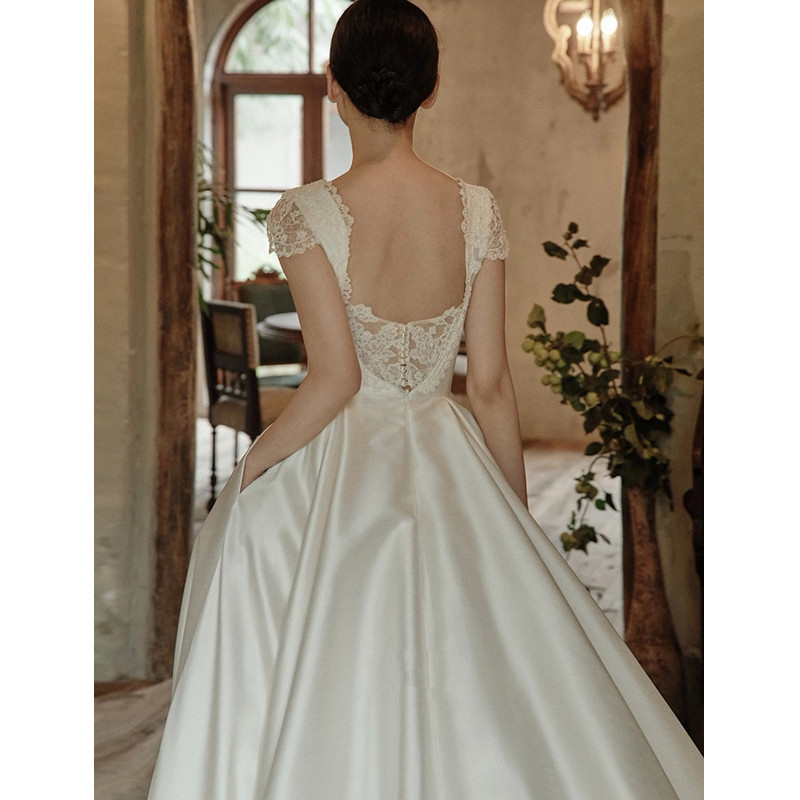 Satín francés ligero vestido de boda nueva novia simple retro cola encaje vestido de estilo de puerto de salida hilo