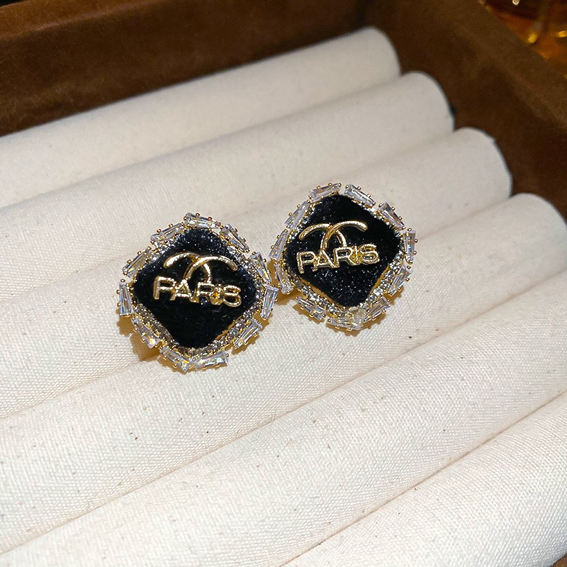 Pendientes geométricos de cristal negro con aguja de plata Pendientes de todo fósforo de nicho Temperamento de moda Pendientes de alta gama de lujo ligero al por mayor