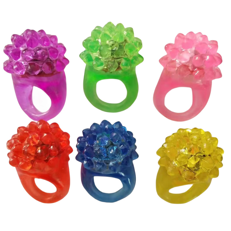 El partido luminoso del anillo de la corona de la fresa del suministro transfronterizo llevó el anillo de dedo TPR anillo de juguete de goma suave flash
