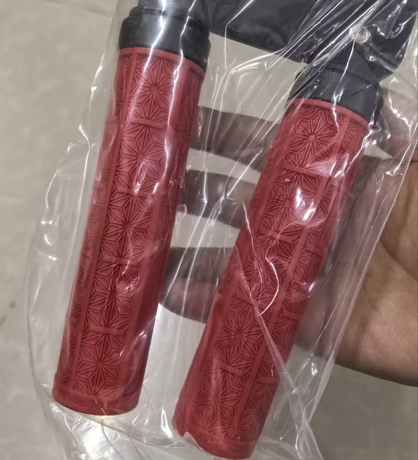 Venta al por mayor transfronteriza EE. UU. Supacaz crisantemo cubierta de la manija de la bicicleta de montaña cubierta de la manija de silicona off-road bloqueo único amortiguador antideslizante