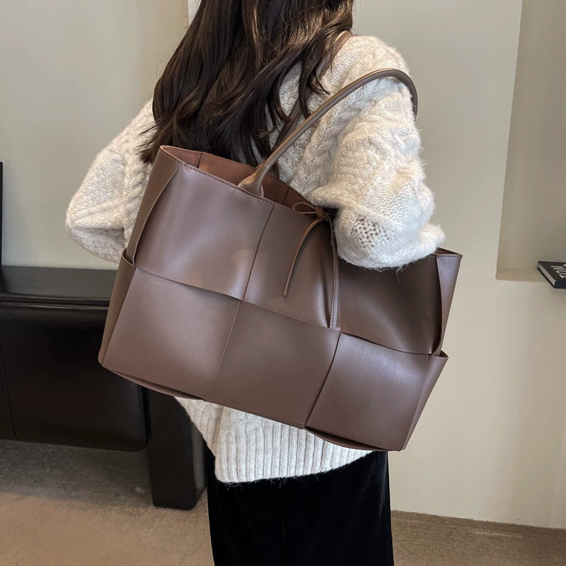 (Cross-border trading), woven capacious retro bag, high-end