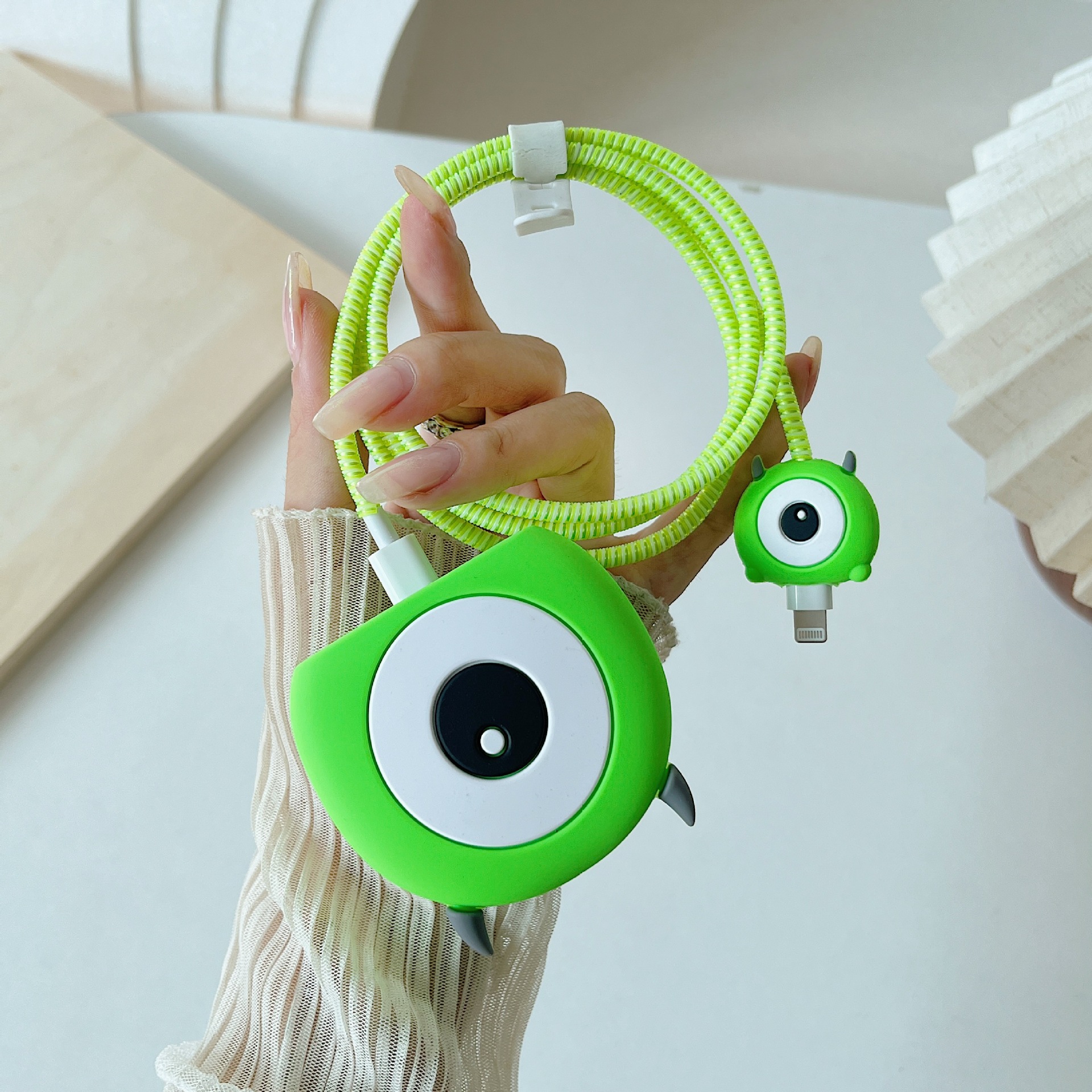 2024 nueva cubierta protectora de cabezal de carga rápida estándar británico de dibujos animados de 20W para cargador de Apple 20WPD plegable de tres enchufes