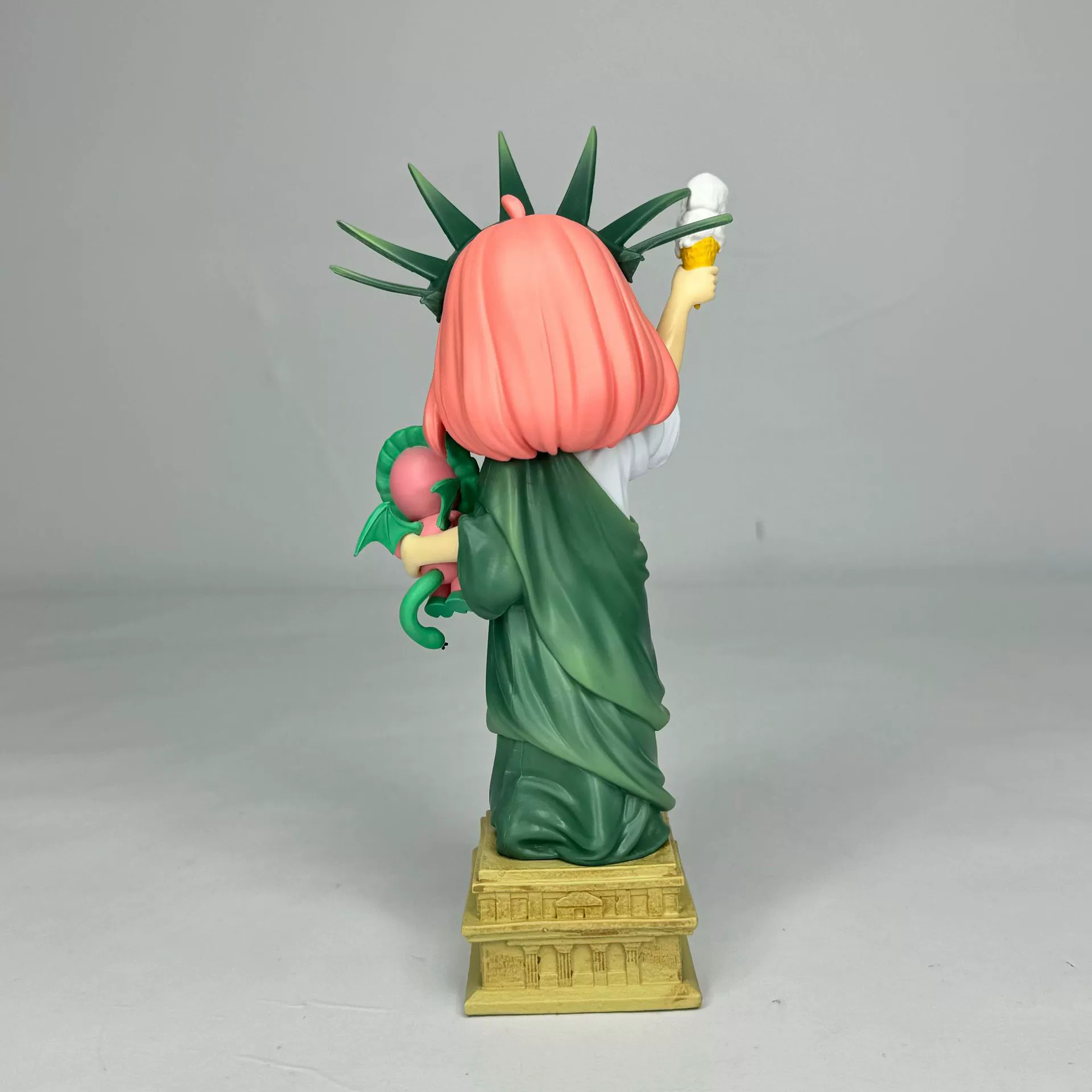 Фигурка (Zi Ania) Anya — модель «Статуя Свободы», с мороженым, коллекционная, в коробке или в пакетe