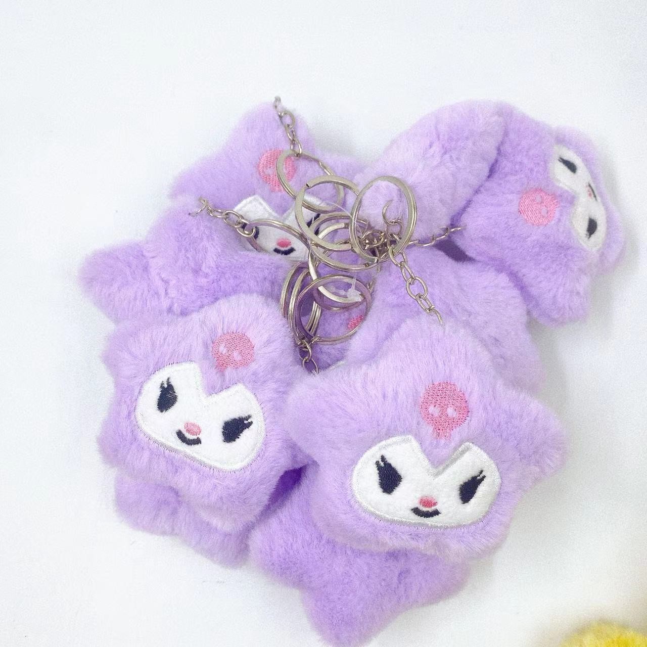 Accesorios de muñecas de peluche de dibujos animados colgantes llaveros juguetes chirriantes muñecas de peluche joyas lindas mochilas regalos