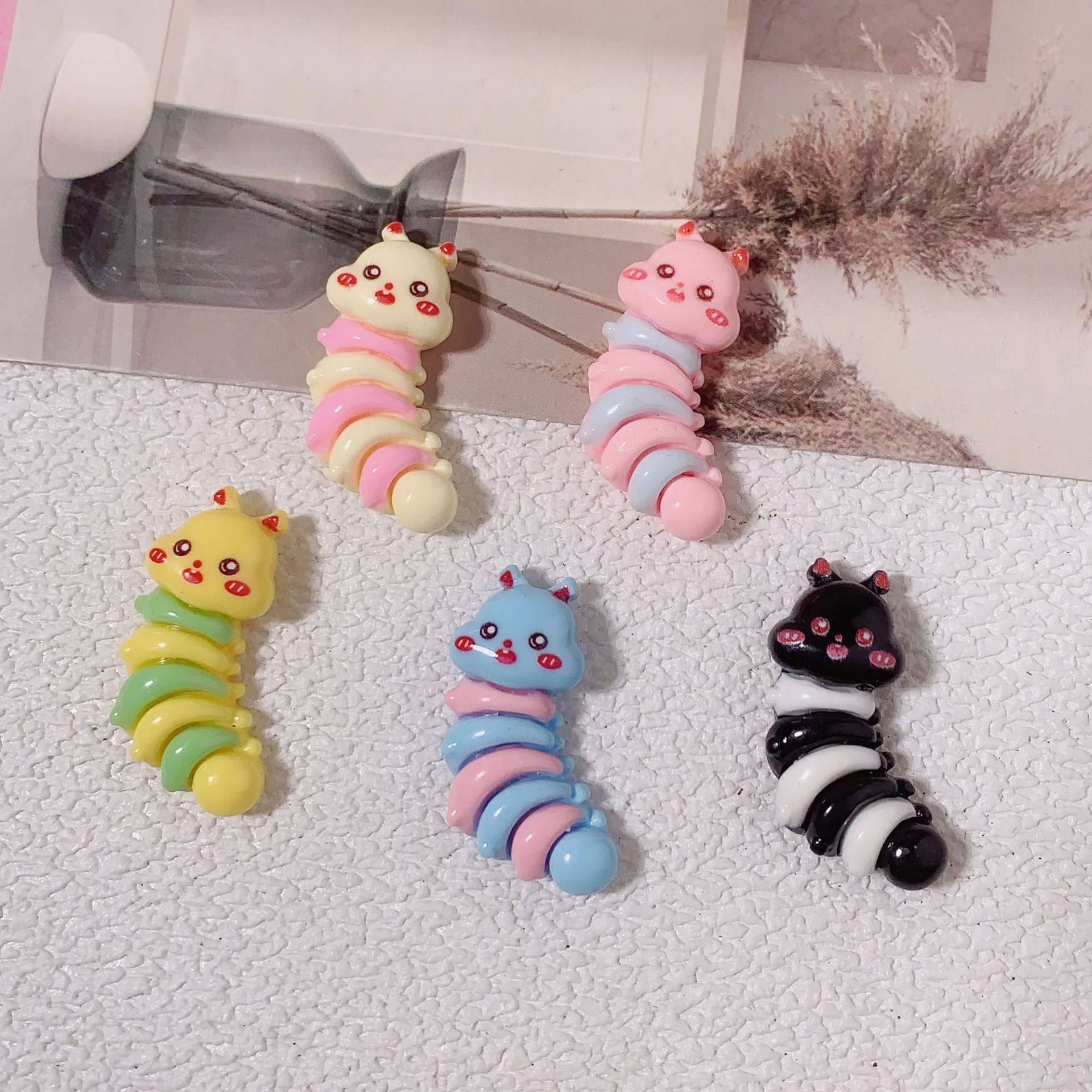 Caricatura brillante cara de simulación de oruga accesorios de resina diy caja de teléfono móvil clip de pelo botón de zapatos cable de datos taza de agua paquete de material