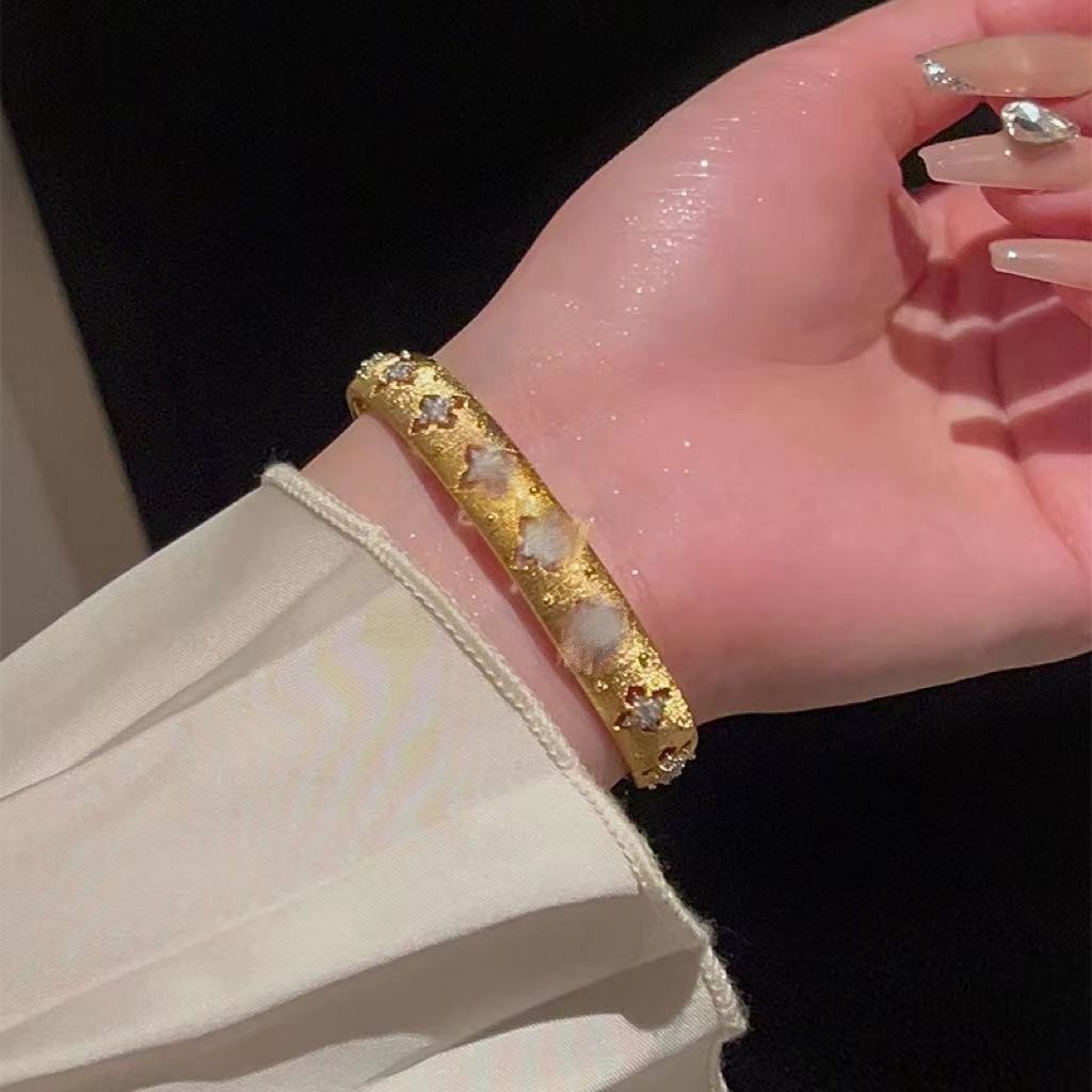 Pulsera de flores de metal transfronteriza europea y americana, nicho femenino, sentido de alta gama, pulsera simple y versátil, accesorios de joyería de lujo ligeros de moda