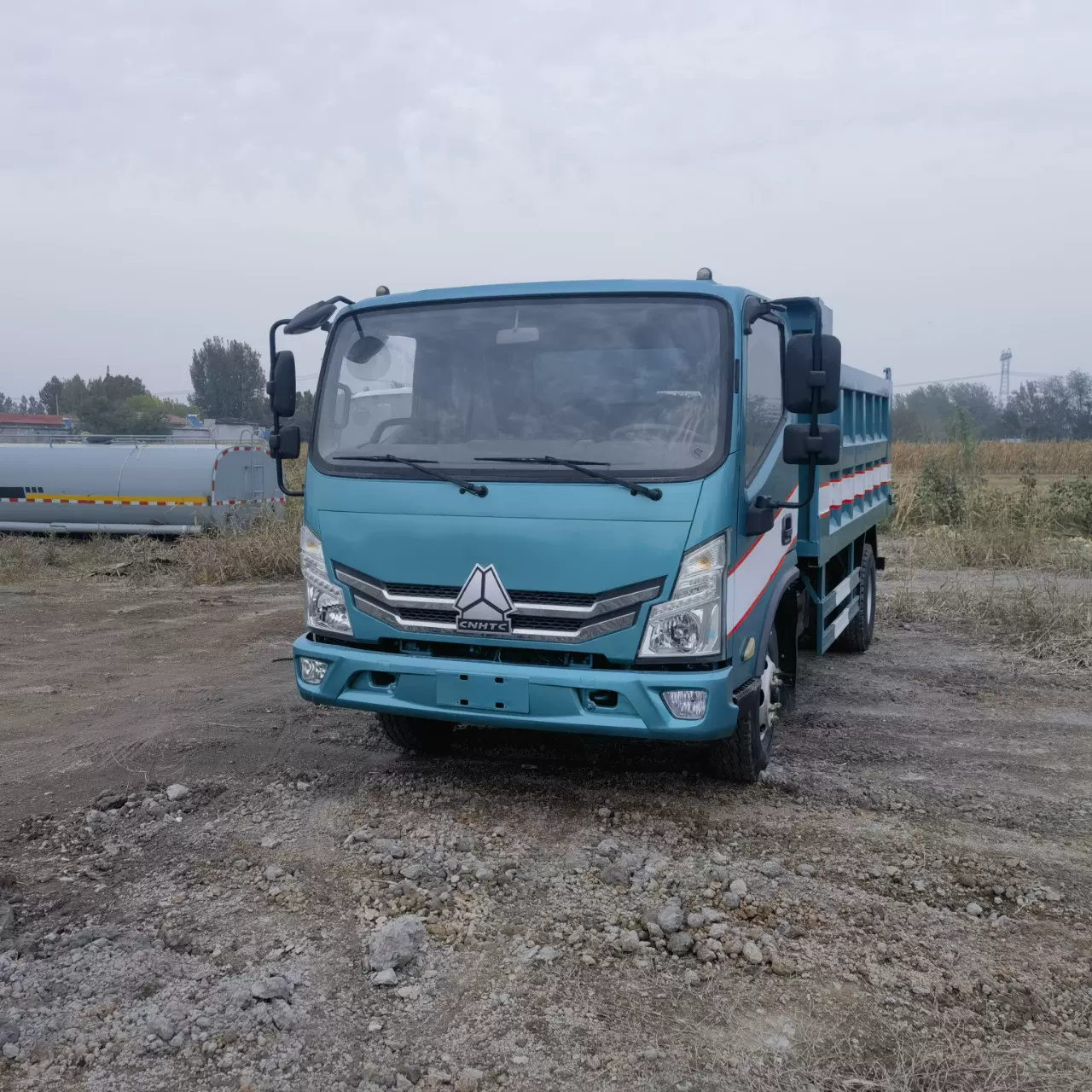 出口出售库存豪沃厢式货车集装箱运输车大型货物运输卡车自卸车