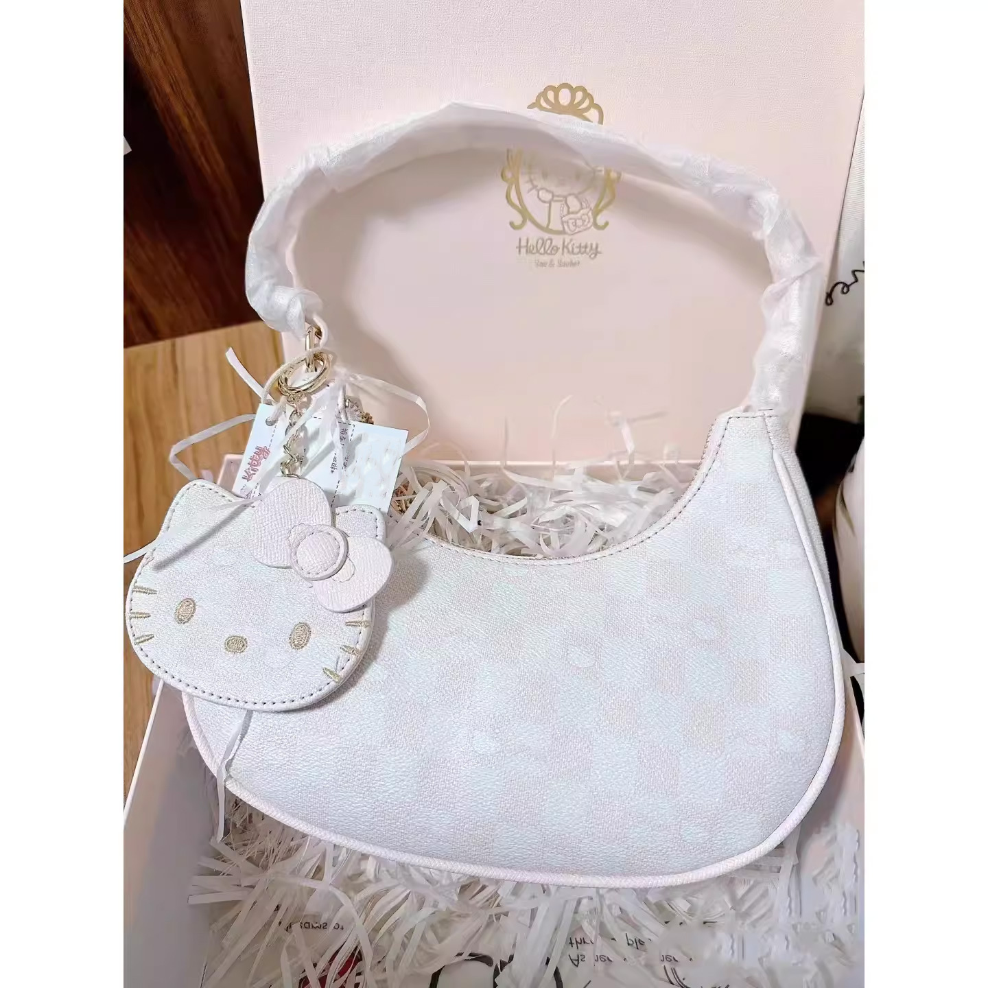 2025 nueva bolsa de polvo para las axilas de Kitty cuadros de tablero de ajedrez dulce adorable media luna bolso de hombro diseño de nicho