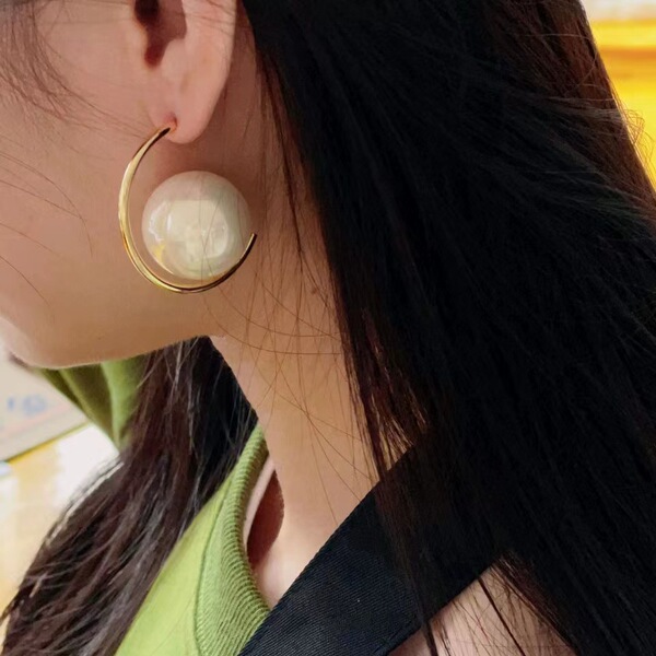 Elegant design sophisticated earrings from pearl