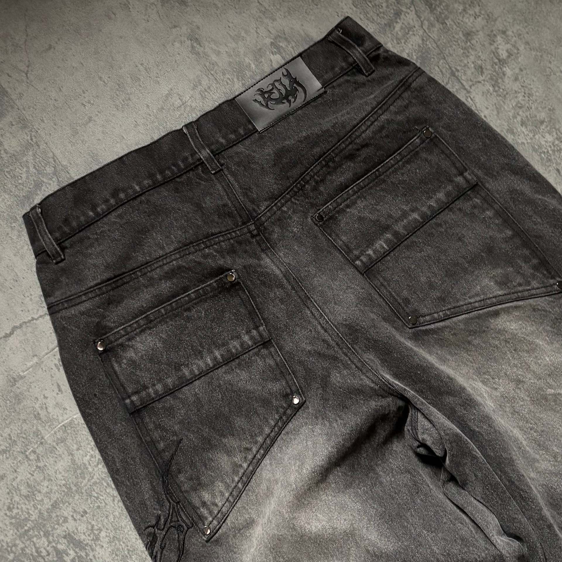 Hochgeschnittene, gerade geschnittene Herrenjeans im dunklen Gothic-Stil mit Stickereien, gewaschen, lockere Passform_voghion.com