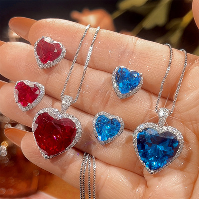 2024 New Zhuangsheng Jewelry Jewelry Медные дно золото, покрытое имитацией цвет красный корундум синий шпинель, подвеска для сердца 15*15