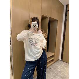 可爱猫咪露肩长袖卡通印花T恤罩衫女斜肩设计感洋气减龄体恤上衣