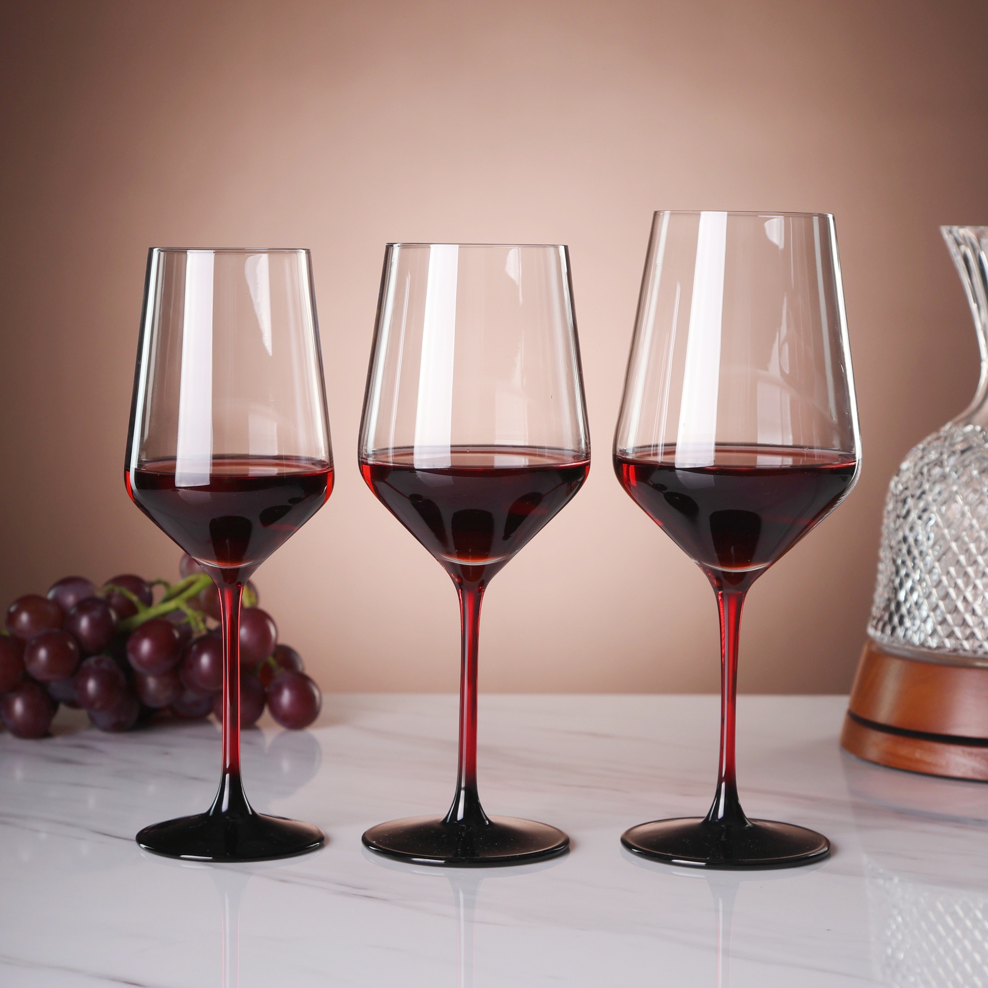 Corte en frío barra roja con fondo negro tazas de vino rojo comerciales tazas de pie alto tazas de champán caseras tazas de vino creativas tazas de vidrio de vino