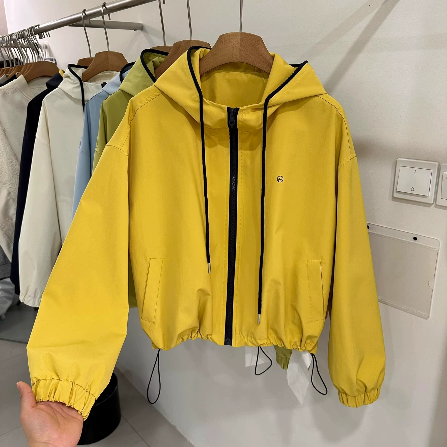 Дизайн куртки весны с капюшоном для отдыха, тренд сезона, для тинейджеров